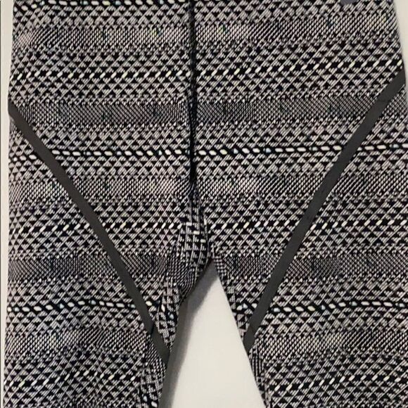 Nike DRI - FIT geometric print Capri Leggings S - Picture 3 of 9